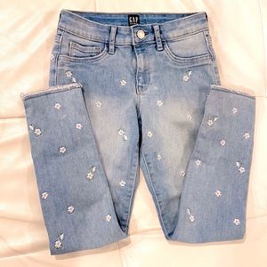 NWOT 🌸 GAP stretch ankle jeans with embroidered daisies! CUTE! Adjustable waist
